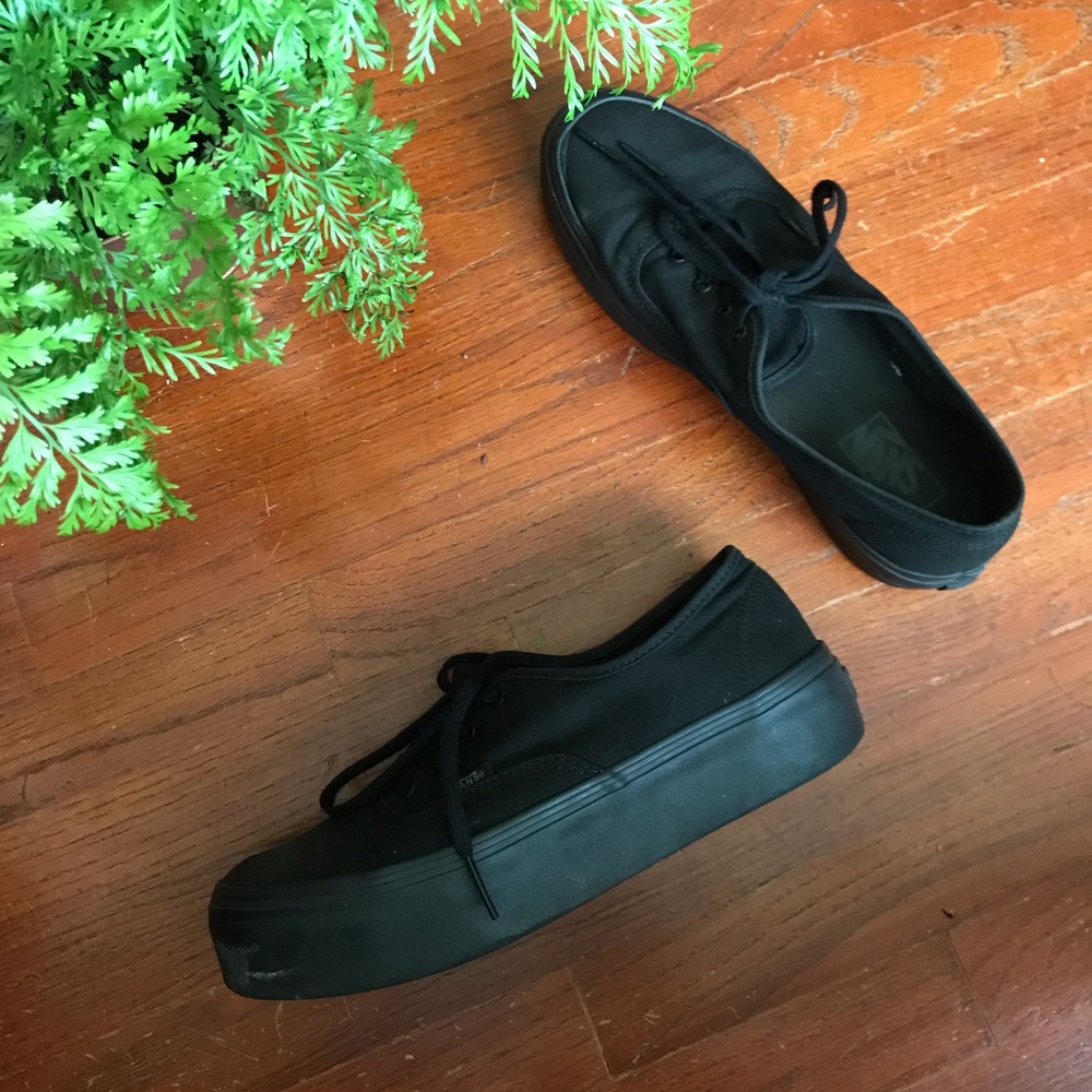 Women’s 10.5 Black Platform Vans
